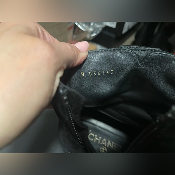 CHANEL 20K Suede Cap Toe Quilted CC Turnlock Flat Ankle Booties Boots Size 40 - Picture 7 of 8